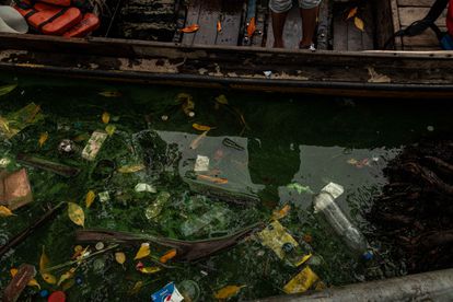 Ni la riqueza del petróleo que albergan esas aguas ni el siglo de enriquecimiento que ha acumulado este territorio por la explotación del crudo, han impedido que los motores de las lanchas de los pescadores se queden atascados con facilidad, enmarañados con todo tipo de desperdicios.