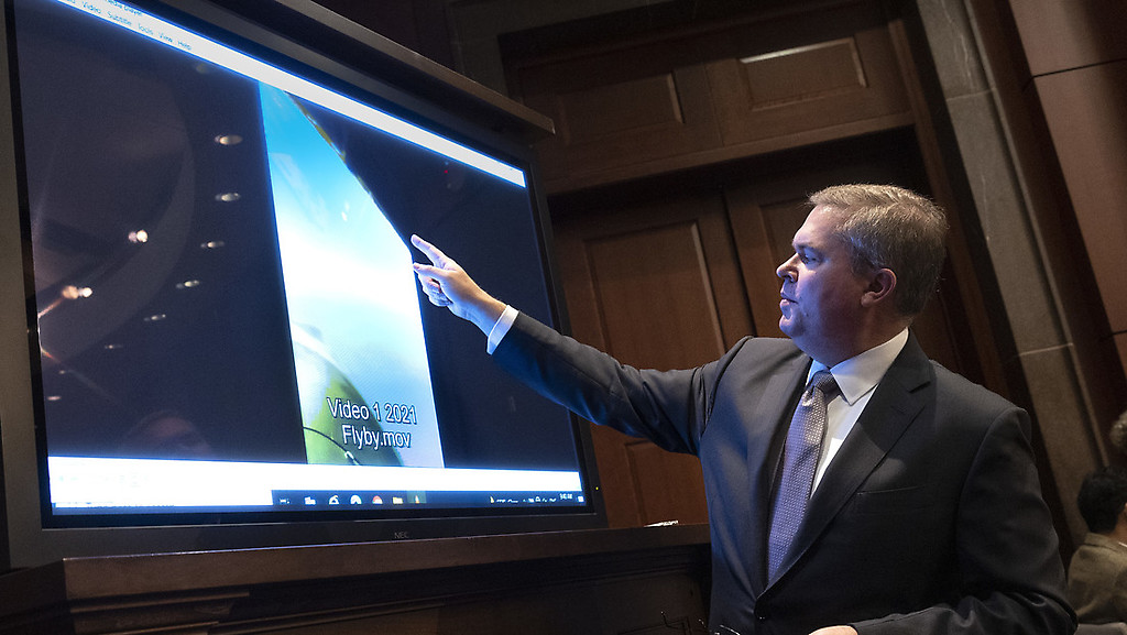 El subdirector de Inteligencia Naval, Scott Bray, explica un video de un fenómeno aéreo no identificado, en una audiencia en la Cámara de Representantes de EE.UU., el 17 de mayo de 2022.