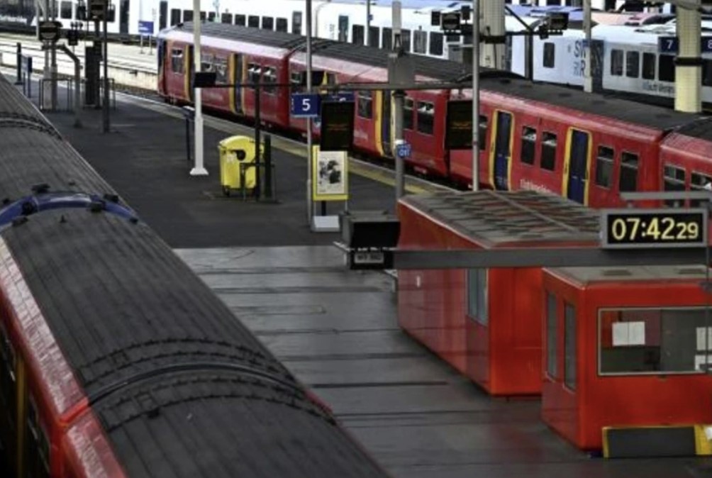 Trenes y andenes vacíos por la huelga de ferroviarios en una habitualmente concurrida estación de Waterloo, el 21 de junio de 2022 en Londres
