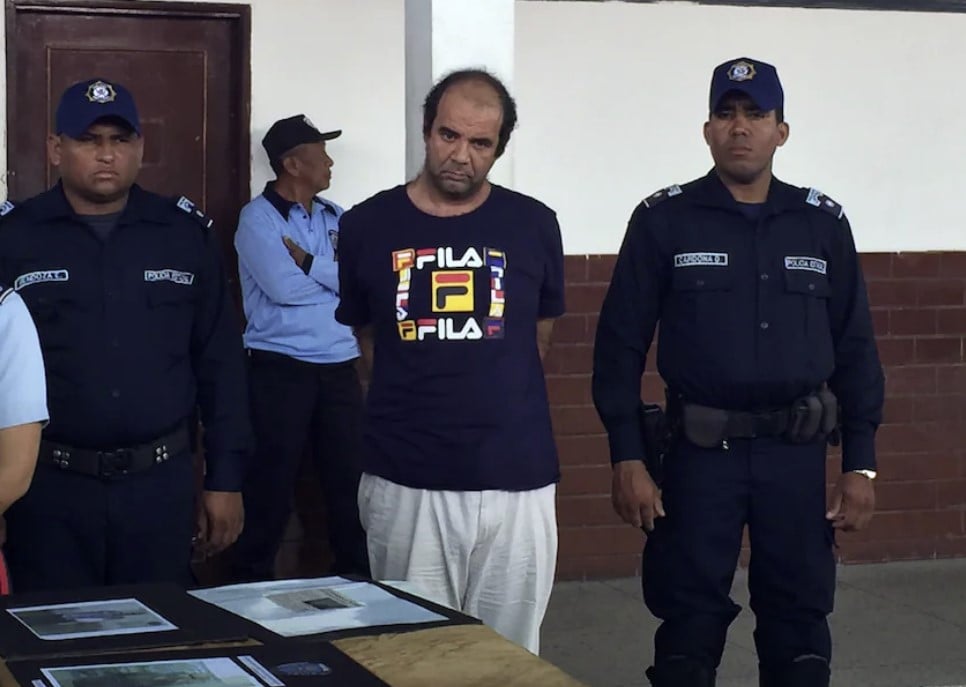 La Policía presenta al reverendo Iván Merino Pedial en una conferencia de prensa, en 2018, en Maracaibo, Venezuela, luego de que lo acusaran de abusar sexualmente de una niña de 12 años. El sacerdote fue declarado culpable pero recibió arresto domiciliario.