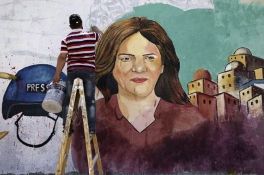Un artista palestino pinta un mural en memoria de la periodista Shireen Abu Akleh en la ciudad de Gaza