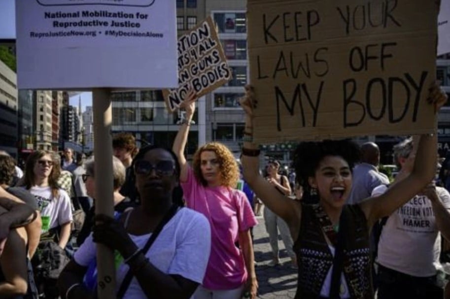 Manifestantes protestan en Nueva York contra el fallo del Tribunal Supremo de prohibir el aborto a nivel federal