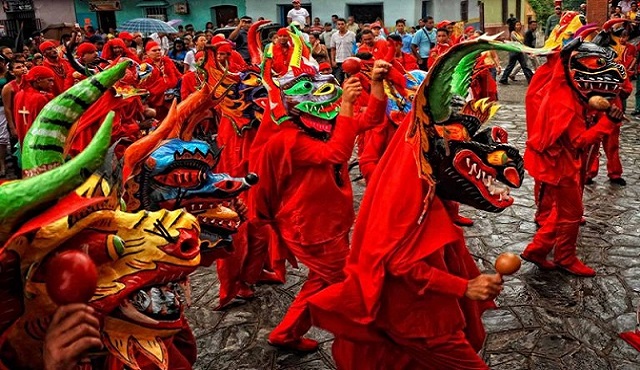 Es el día de los Diablos Danzantes, de la celebración del Corpus Cristi, en 11 poblaciones venezolanas. Patrimonio Cultural Inmaterial de la Humanidad (Unesco)
