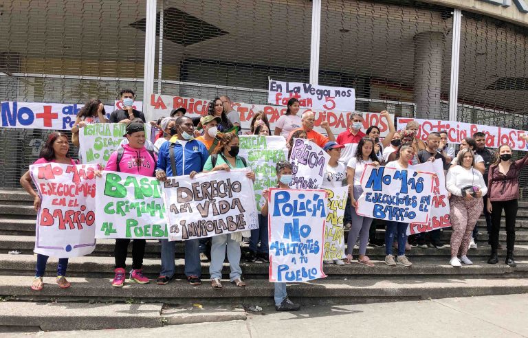 Protesta de vecinos de La Vega por la detención de 5 jóvenes