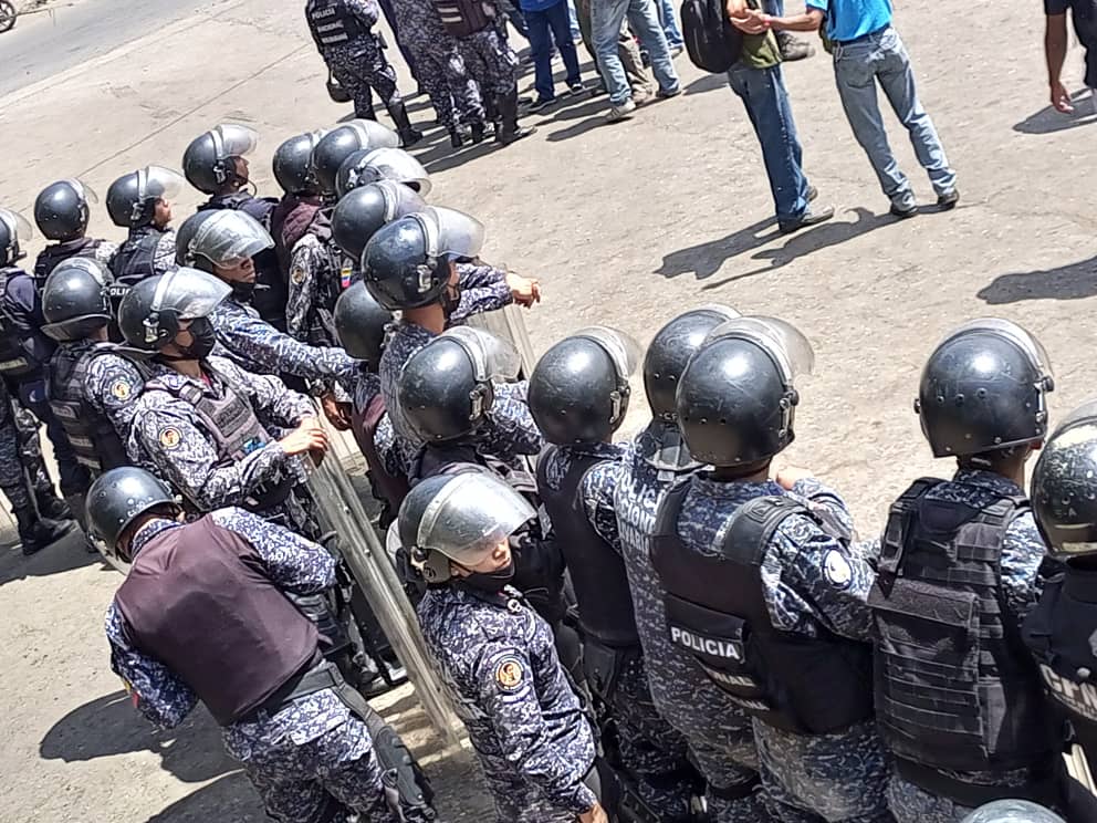 Cordón policial impide entrada de trabajadores a la planta de transferencia de Supra Caracas