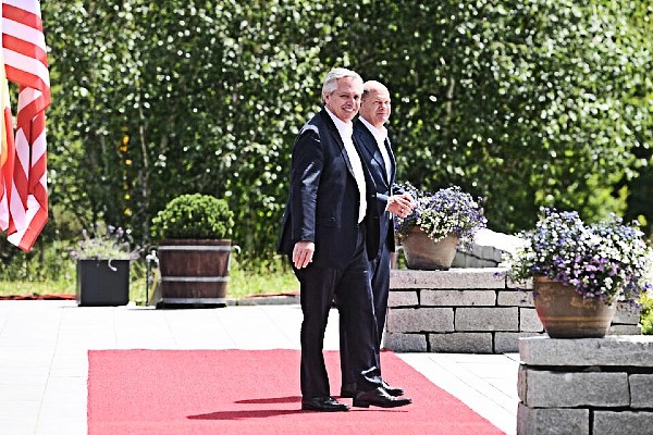 El invitado Fernández con el premier alemán, Olaf Scholtz, en la previa a su discurso al grupo del G7.