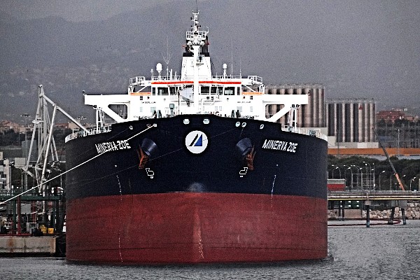 Tanquero de la empresa ENI cargando petroleo venezolano.