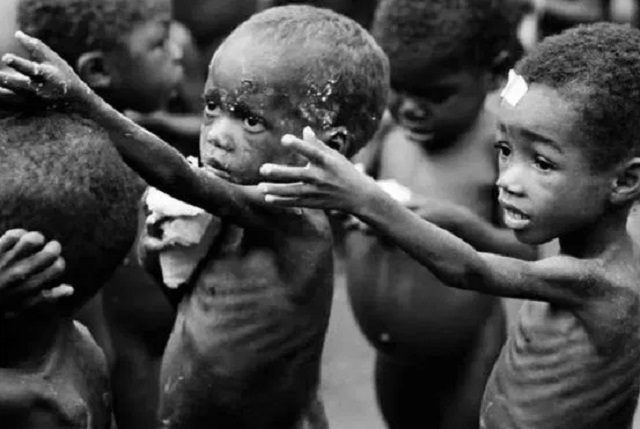Niños hambrientos y desnutridos durante la guerra en Biafra-Nigeria