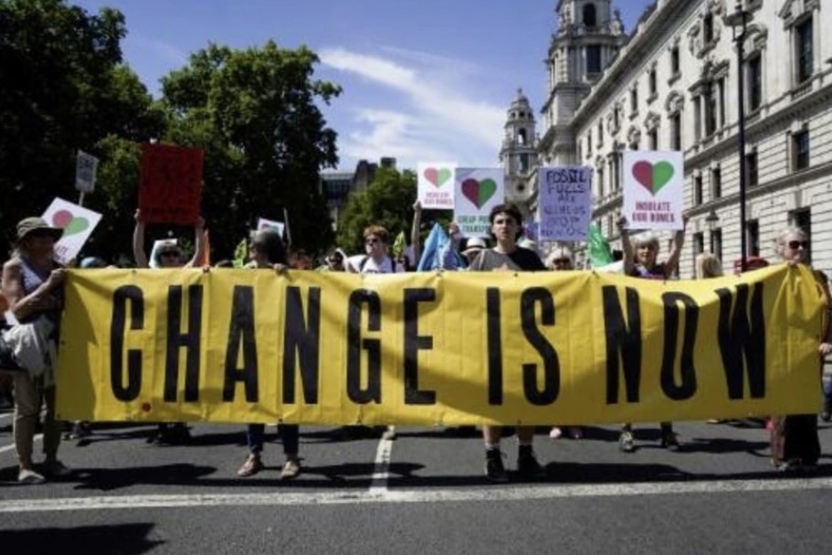 Manifestantes sostienen pancartas y carteles mientras participan en una marcha de protesta que llega a la Plaza del Parlamento, en Londres
