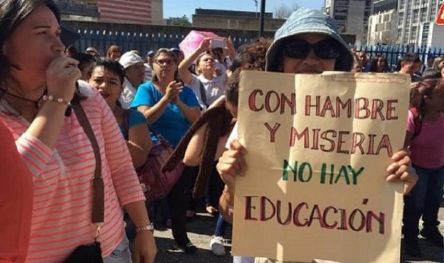 En el Día de los Licenciados en Educación, lo que domina la escena es la inconformidad y la protesta