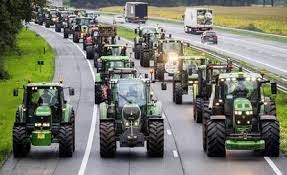 Agricultores holandeses protestan el cierre de granjas