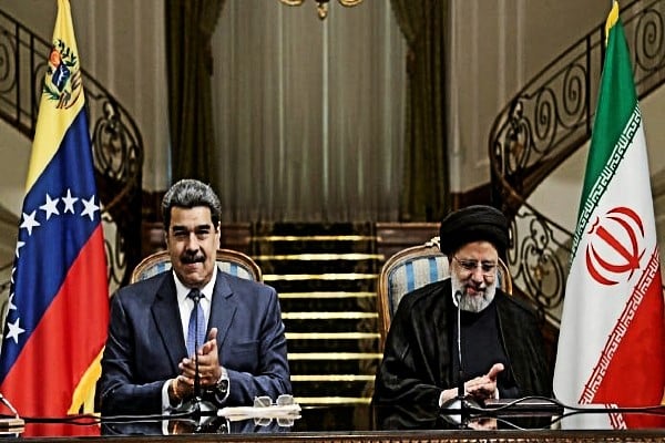 El presidente Maduro junto a su homólogo iraní, Seyed Ebrahim Raisi, en una visita oficial a Teherán en junio.