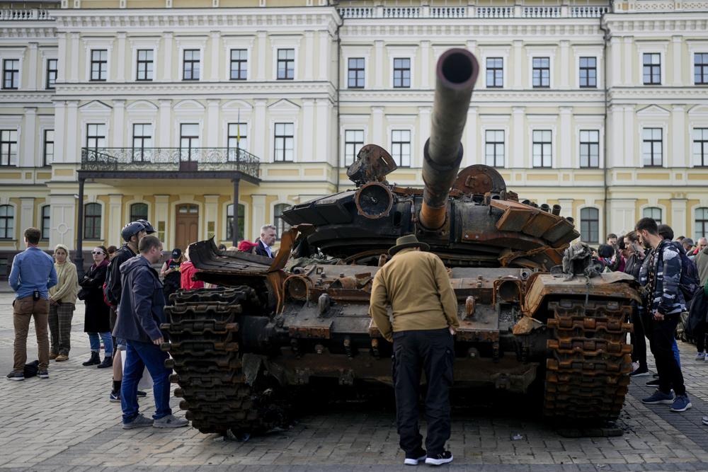 Imagen de archivo, un hombre observa un taque ruso destruido, colocado en el centro de Kiev, Ucrania, como símbolo de la guerra