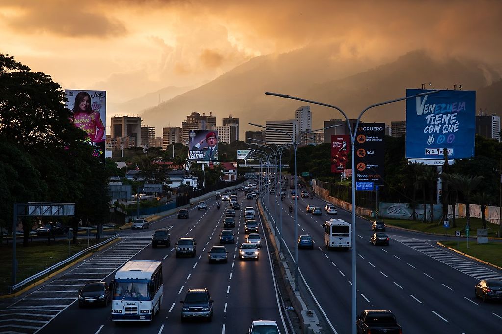 Símbolos de Hugo Chávez y el socialismo se borran del horizonte de Caracas