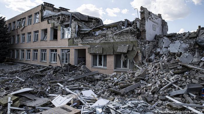 Edificio de una escuela en ruinas debido a bombardeos del Ejército ruso en Bajmut, región de Donetsk