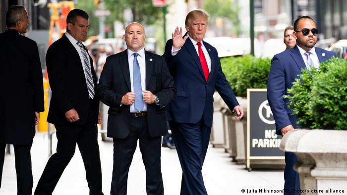 El exmandatario sale de la Torre Trump para dirigirse a la oficina del fiscal general de Nueva York para una declaración
