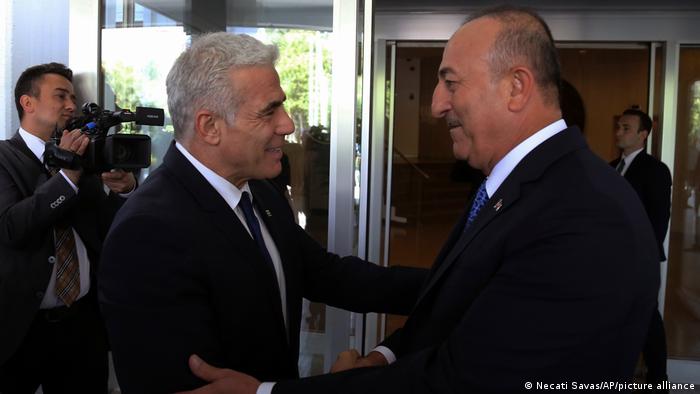 Encuentro entre Mevlut Cavusoglu (ministro turco) y Yair Lapid (Primer ministro de Israel)