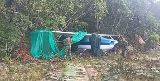 Avioneta del narcotráfico oculta en un bosque en Amazonas
