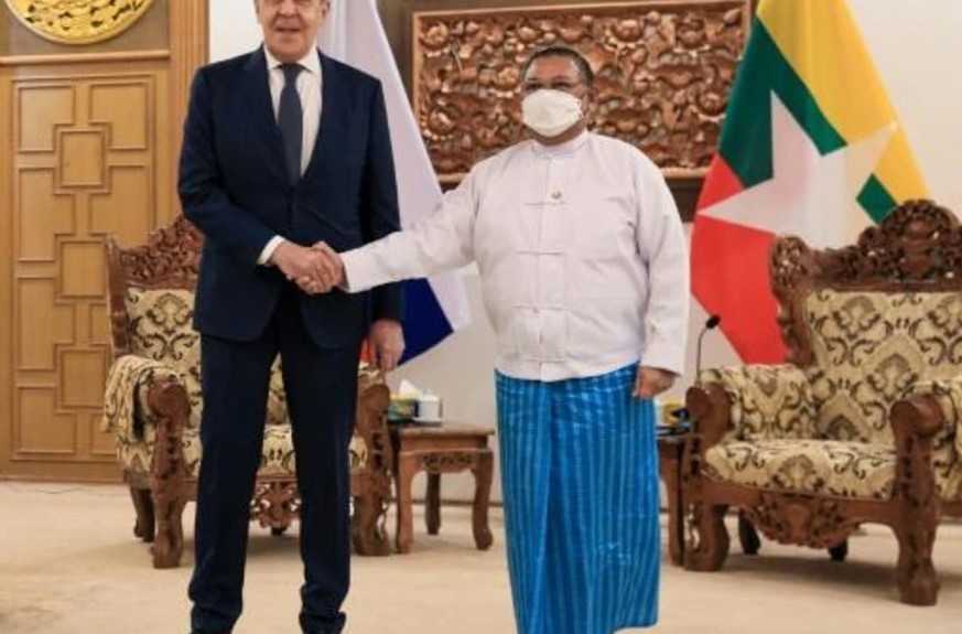 El ministro de Relaciones Exteriores de Rusia, Serguéi Lavrov (izq.), y Birmania, Wunna Maung Lwin