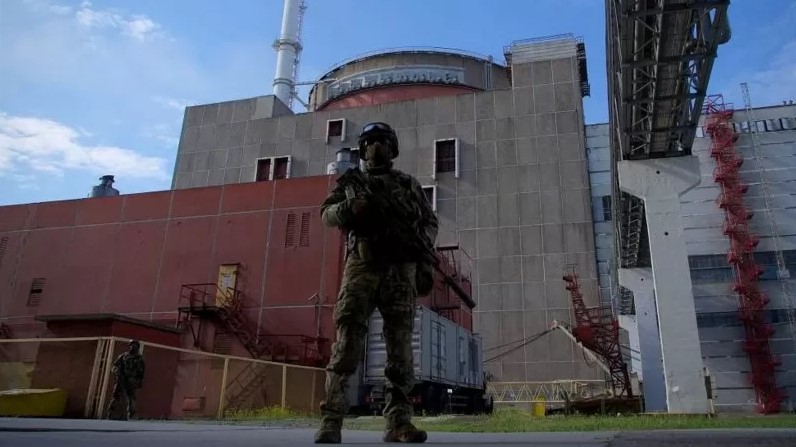 Un soldado ruso resguarda la entrada de la planta de Zaporiyia