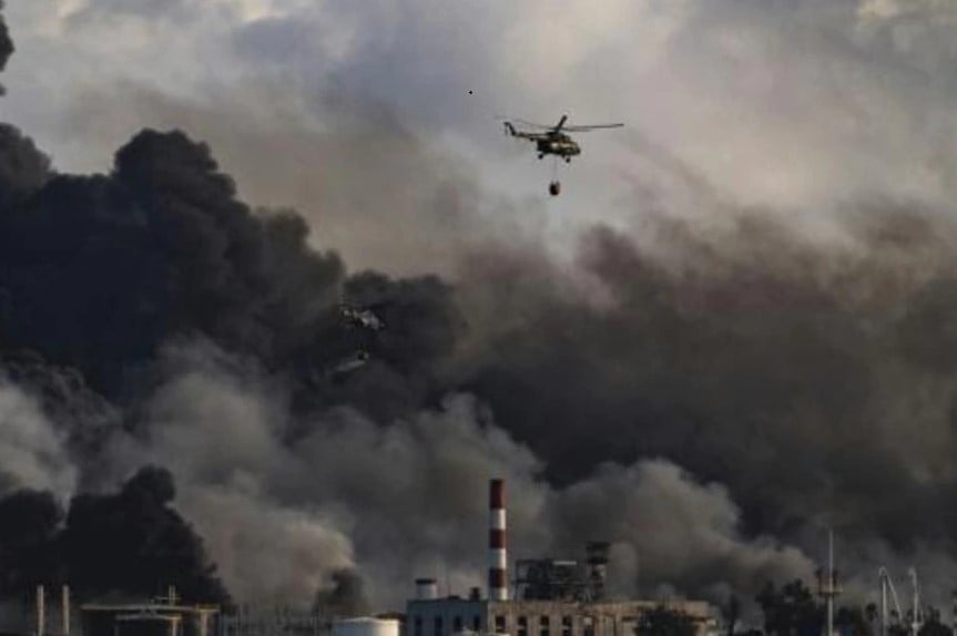 Un helicóptero lanza agua sobre un masivo incendio en un depósito de combustible provocado por un rayo en Matanzas, Cuba