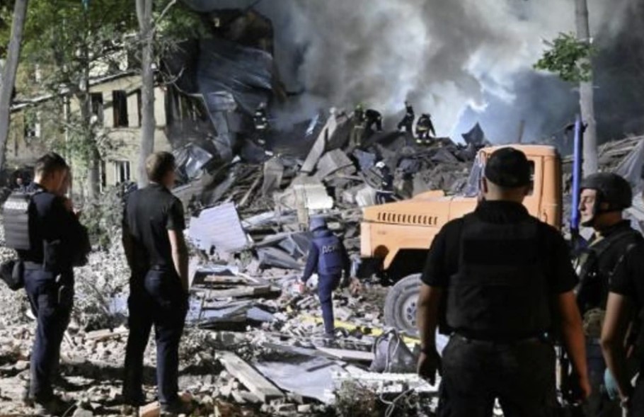 Miembros de un equipo de rescate inspeccionan los escombros de un hostal destruido por un ataque con misiles rusos en la ciudad de Járkov