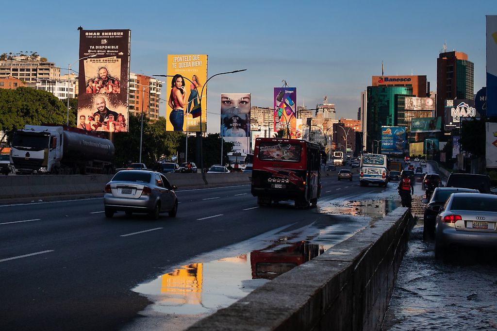 Símbolos de Hugo Chávez y el socialismo se borran del horizonte de Caracas