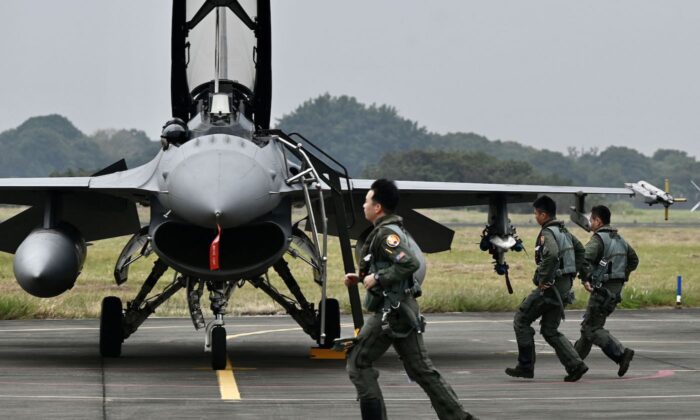 Foto archivo de pilotos de la fuerza aérea taiwanesa corren hacia su caza F-16V