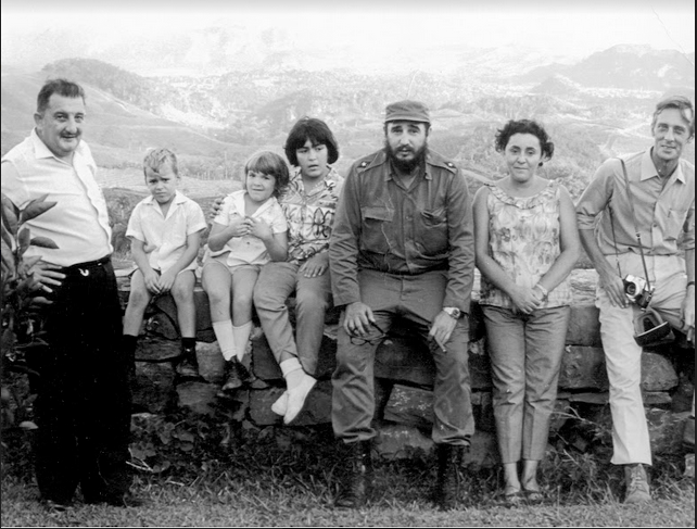 A la izquierda Alberto Granado, junto a las hijas del Che Guevara y Fidel Castro