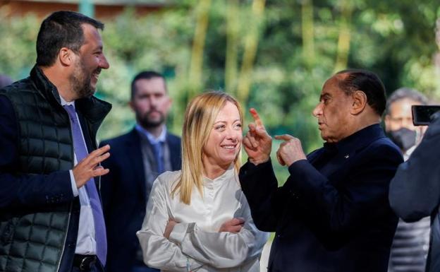 De izquierda a derecha, Salvini, Meloni y Berlusconi