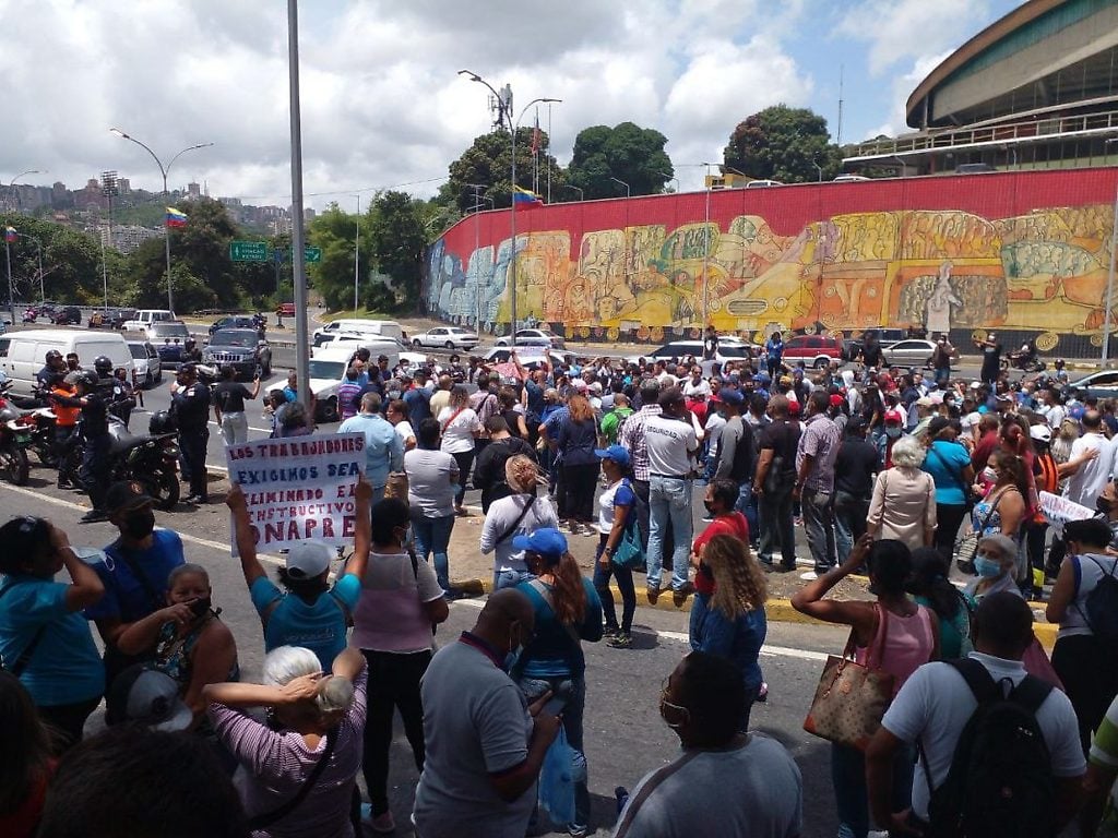 Universitarios trancaron la autopista Francisco Fajardo para exigir el pago del bono vacacional