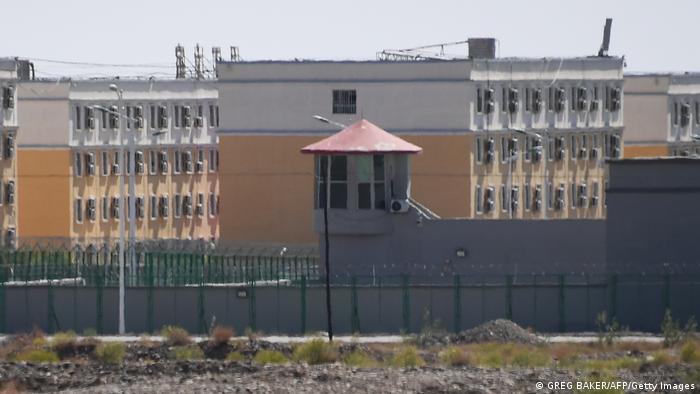 Edificios del Centro de Servicios de Formación de Habilidades Vocacionales de la ciudad de Artux, donde están detenidas las minorías étnicas de China