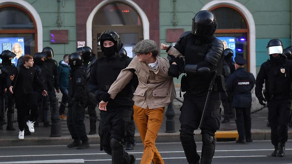 Agentes de policía detienen a un hombre en San Petersburgo  tras las llamadas a protestar contra la movilización anunciada por el presidente ruso