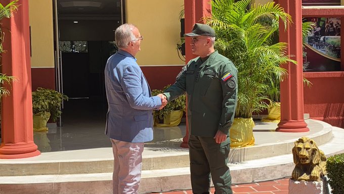 Los ministro de Defensa de Colombia, Iván Velásquez y de Venezuela, Vladimir Padrino López