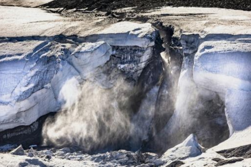 El agua de un deshielo cae al mar en la Bahía de Baffin, Groenlandia, el 17 de julio de 2022