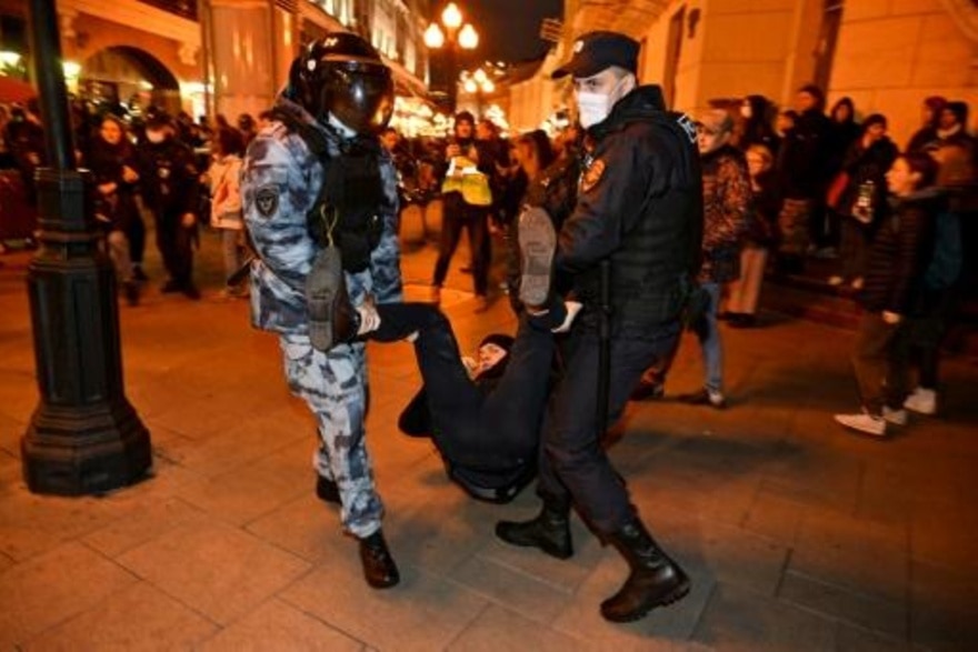 La policía detiene a un hombre durante una protesta contra la movilización parcial de reservistas para enviar al frente de Ucrania