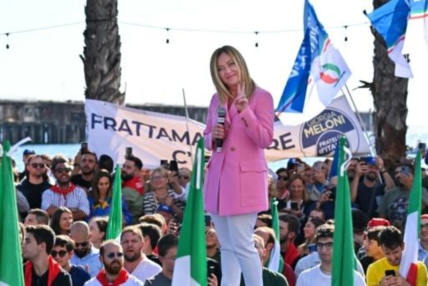 La líder del partido de ultraderecha Fratelli d Italia, Giorgia Meloni, hace el signo de la victoria el 23 de septiembre de 2022 en Nápoles, en el cierre de su campaña electoral