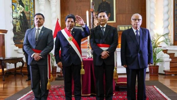 Pedro Castillo juramenta nuevos ministros de Defensa y Transportes