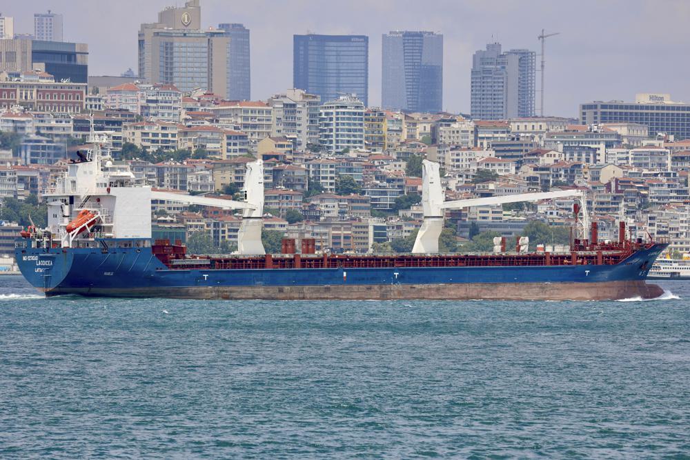 El carguero Laodicea recorriendo el Bósforo en Estambul el 7 de julio del 2022. Una investigación de la AP reveló que el barco, de propiedad siria, es parte de una operación mediante la cual Rusia saca de contrabando granos producidos por Ucrani