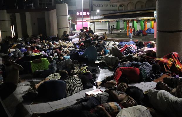 Migrantes en su mayoría venezolanos, duermen en plazas públicas la madrugada, en la ciudad de Tapachula, en el estado de Chiapas (México)