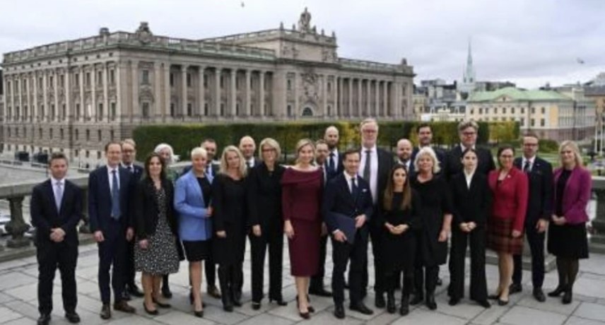 El primer ministro sueco, Ulf Kristersson (c), posa con sus ministros el 18 de octubre de 2022 en Estocolmo