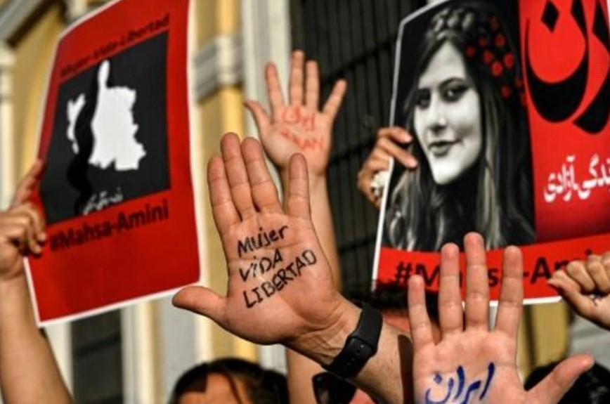 Grupos feministas y migrantes iraníes se manifiestan en Santiago el 7 de octubre de 2022 en apoyo de las mujeres iraníes tras la muerte de Masha Amini