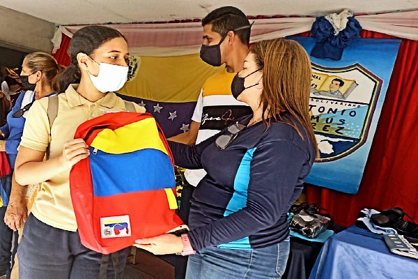 Gobierno Bolivariano suministra los recursos para la educación de los niños, niñas y adolescentes del estado.