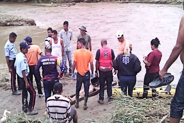 Labores de recuperación de los cuerpos en las riberas del río Tuy, en el sector Cayapita, en los Valles del Tuy, Miranda.