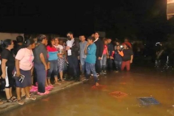 Gobernación y alcaldía atienden a las familias afectadas por la crecida del río en Amana del Tamarindo en Maturín