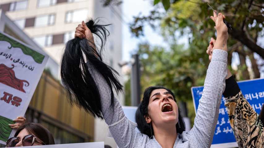 Jóvenes iraníes se echaron hoy a las calles una jornada más al grito de “mujer, vida, libertad” o “muerte al dictador”