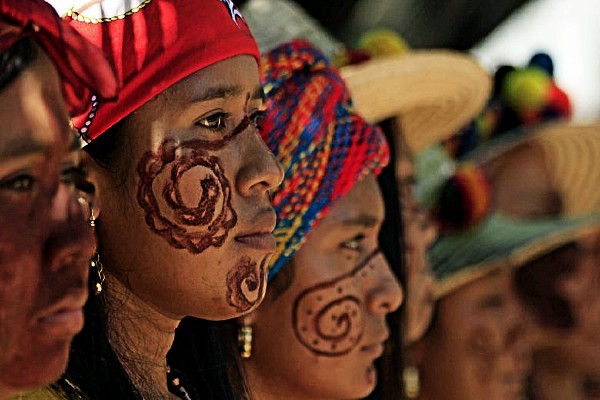 Considerar el 12 de octubre como "Día de la Resistencia indígena", implica el reconocimiento en esa fecha del comienzo de la barbarie colonial en América Latina.