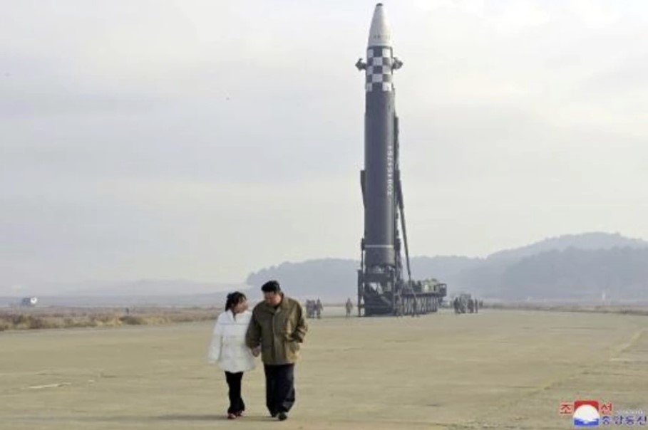 El líder norcoreano Kim Jong Un (D) camina junto a su hija frente a un misil balístico, el 18 de noviembre de 2022, en una imagen divulgada por la agencia oficial KCNA