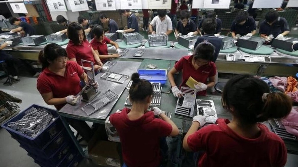 Imagen de archivo. Empleados trabajan en una fábrica de Foxconn en Wuhan, provincia de Hubei