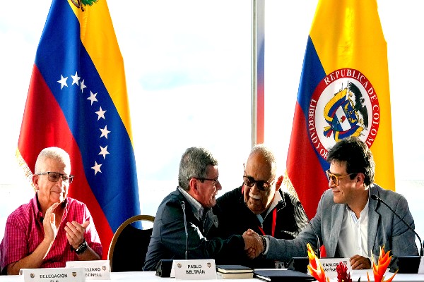 Pablo Beltrán e Iván Danilo Rueda estrechan las manos en Caracas, Venezuela, el 21 de noviembre de 2022.